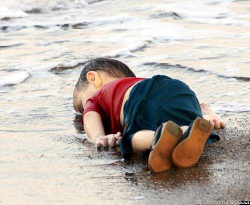 Турскиот суд  осуди три лица на по 125 години затвор за потонувањето на гумениот чамец  по што на 2 септември 2015 година животот го загуби и тригодишното дете од Сирија, Ајлан Курди, чие безживотно тело беше пронајдено на плажата